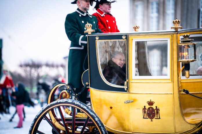 Søndag vil dronning Margrethe ankomme Christianborg slott i gullvogn. Når hun kjører tilbake til Amalienborg, er hun ikke lenger monark. 