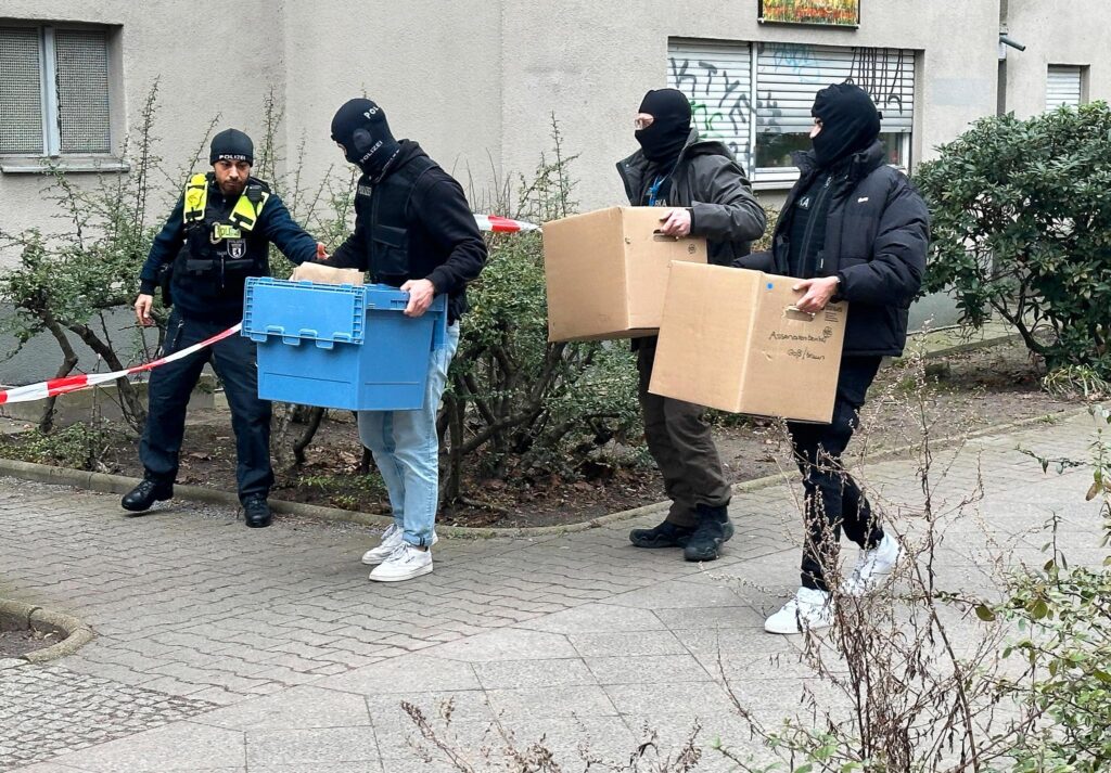 Politiet hevder at de fant «krigsvåpen» da de stormet Daniela Klettes leilighet i Berlin.