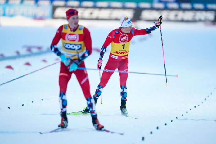 Harald Østberg Amundsen leder verdenscupen, men Klæbo kommer bakfra. 