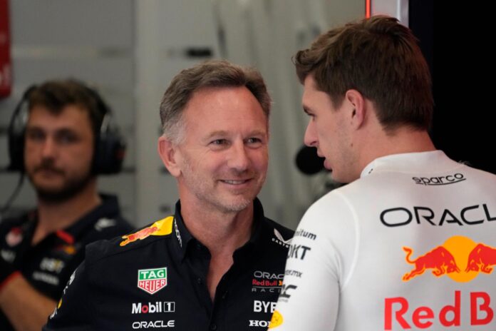 I SAUDI-ARABIA: Christian Horner med Max Verstappen foran VM-runden i Jeddah.