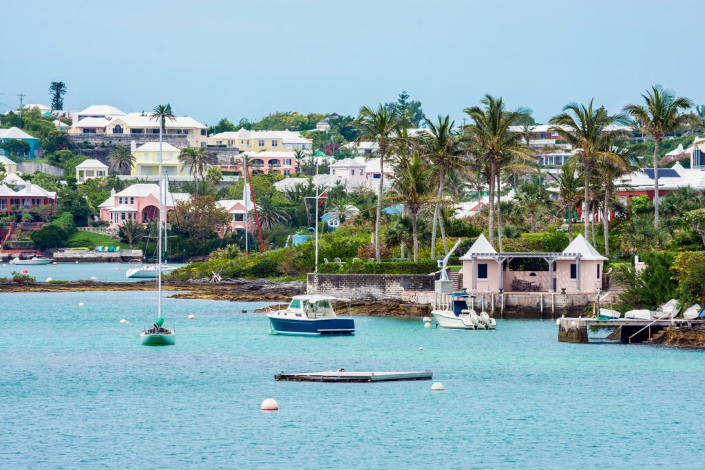 Langs kysten av Bermuda ligger pastellfargede hus tett i tett. Øygruppen er kjent som et skatteparadis, men det er forsikringsbransjen som dominerer.