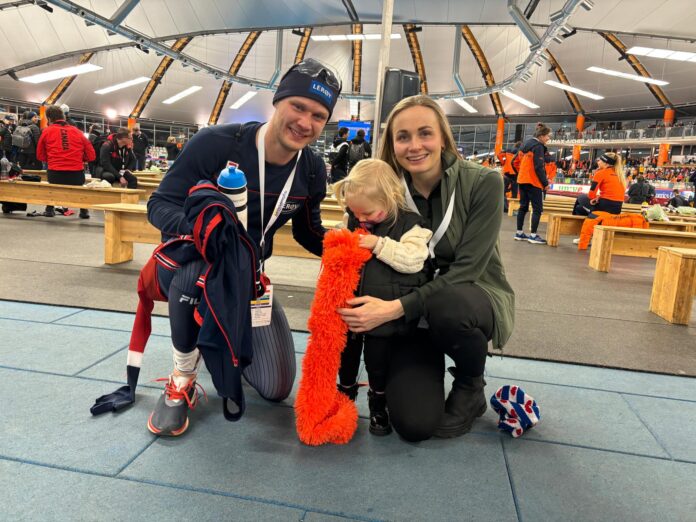 Håvard Holmefjord Lorentzen sammen med samboer Hege Bøkko og datteren Emilie etter siste løp er unnagjort - 1000 meter i Inzell fredag kveld.