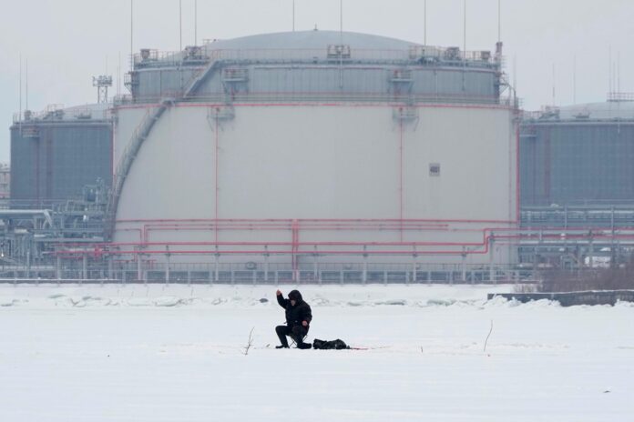 Russland og Saudi-Arabia varsler fortsatt kutt i oljeproduksjonen fram til sommeren – E24
