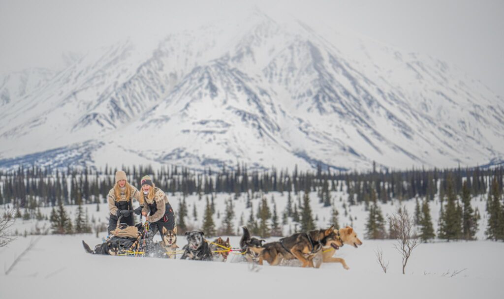 Ronja og Ylva-li Næss fotografert i Alaska sist uke.