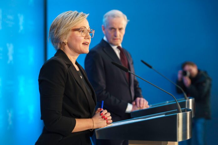 Statsminister Jonas Gahr Støre (Ap) og helse- og omsorgsminister Ingvild Kjerkol (Ap) under pressekonferansen på Statsministerens kontor SMK. Kjerkol sier hun fikk kun en halvtime på å forberede talen. 