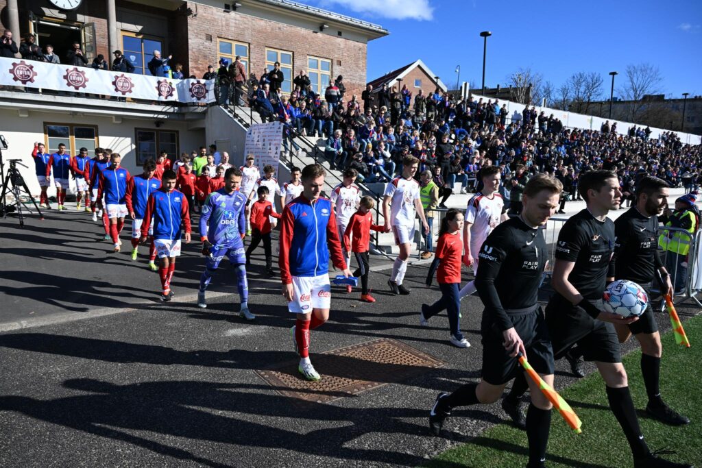 DU GÅKKE ALEINE: Vålerenga-tribunen fylt opp under «borte»møtet med Union Carl Berner.