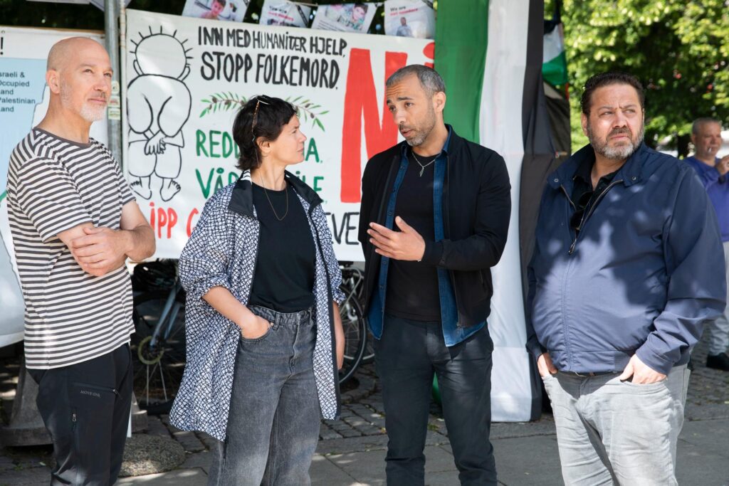 STÅR SAMMEN: Jødiske Yonatan Shapira og Mia Habib sammen med palestinske Rami Samandar og Ahmad Alaridi ved Palestina-leiren i Oslo.