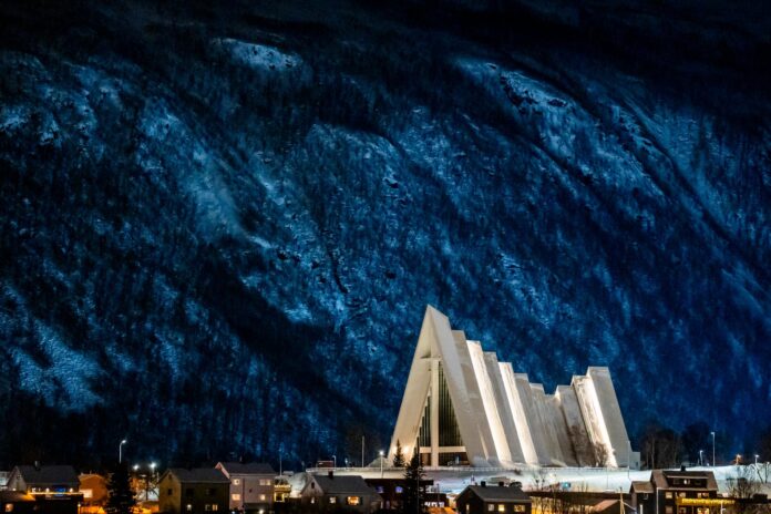 Ishavskatedralen, egentlig Tromsdalen kirke, i Tromsø. 