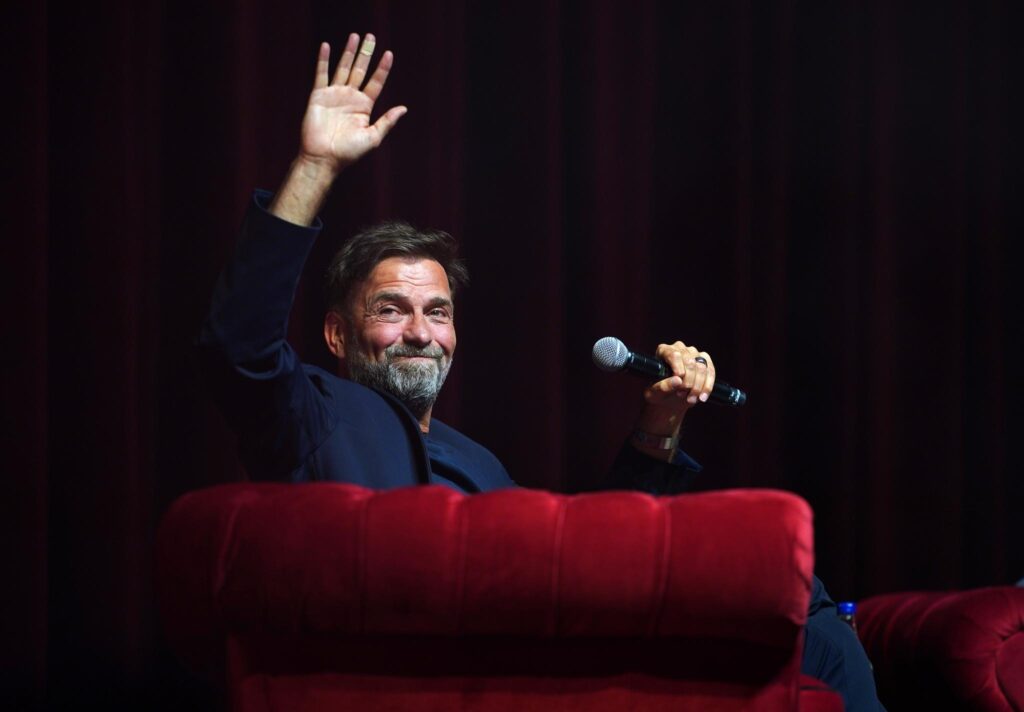 TAKKET AV: Jürgen Klopp vinket farvel til fansen for siste gang i på M&S Bank Arena tirsdag kveld.