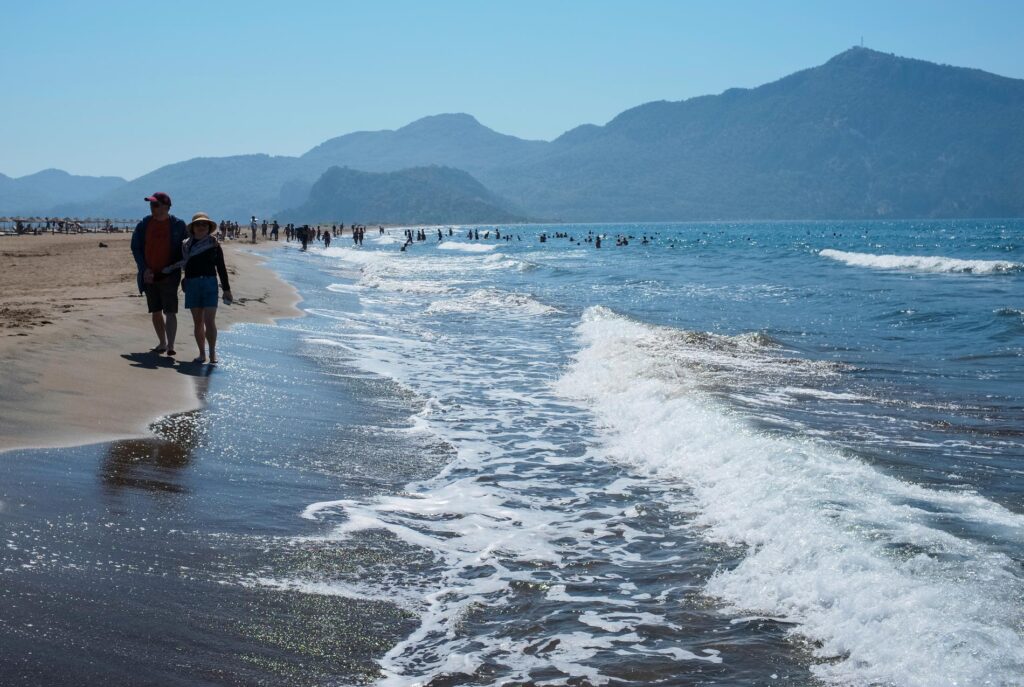 Turister på Iztuzu-stranden i Tyrkia. Bildet er fra 2019.