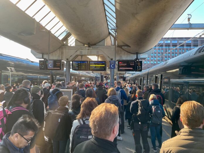 Forsinkelser, signalproblemer og frustrerte pendlere på Oslo S. Her fra 5. mai, da fjernstyringssystemet gikk ned for telling.