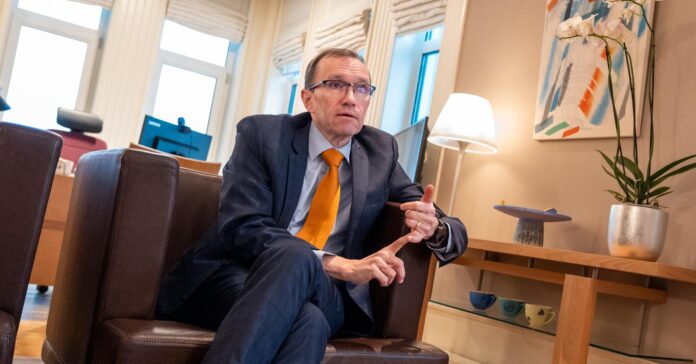 Espen Barth Eide mener det at alvorlig at kritikk mot den israelske regjeringen avfeies som antisemittisme. Han mener det undergraver det egentlige arbeidet mot antisemittisme, fremmedfrykt og rasisme.