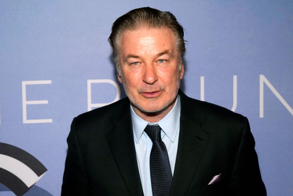 Alec Baldwin lager realityserie mens han venter på Rust-rettssak