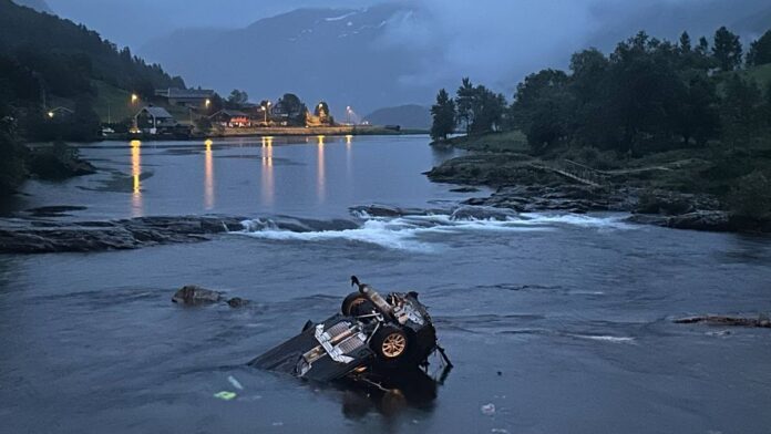 Bil hamna i elva i Straumgjerdet i Sykkylven.