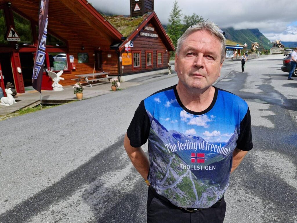 SLITER: Edmund Meyer, eller Mr. Trollstigen, driver forretning i toppen og i bunnen av Trollstigen. Nå sliter han mens veien er stengt.