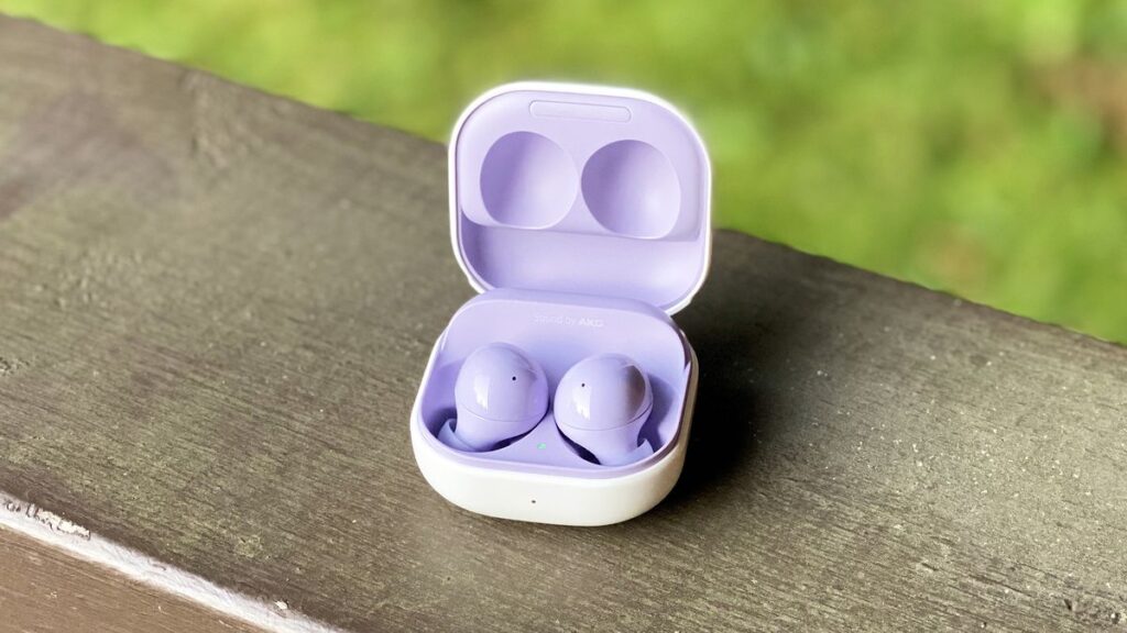 Samsung Galaxy Buds 2 i det tilhørende etuiet.