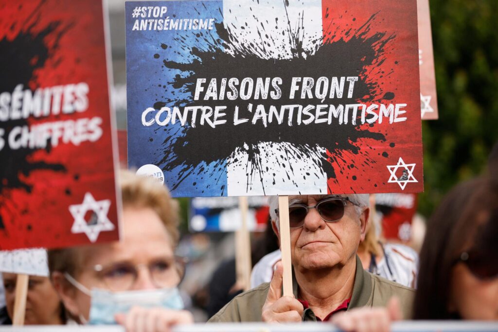 Torsdag var det demonstrasjoner i Paris mot antisemittisme. Det skjer etter at det ble kjent at en 12 år gammel jødiske jente skal ha blitt voldtatt av tre tenåringsgutter. De skal ha kommet med antisemittiske skjellsord.