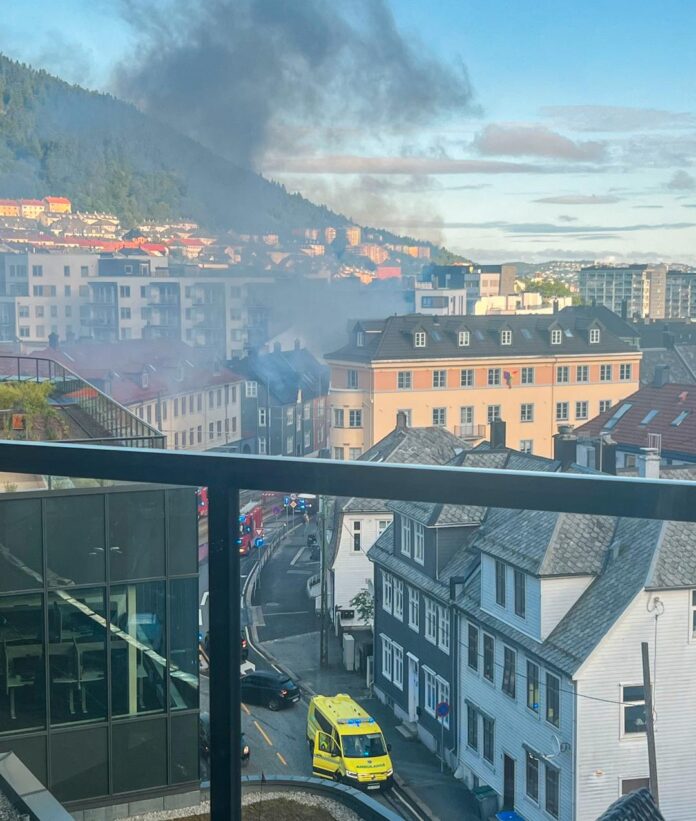 Fire personer til sykehus etter boligbrann i Bergen