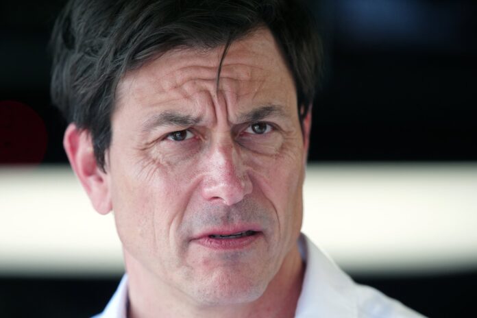 Formel 1, Mercedes | Mercedes-sjef Toto Wolff raser mot sabotasje-epost fra «galning»: – Få dere en psykolog