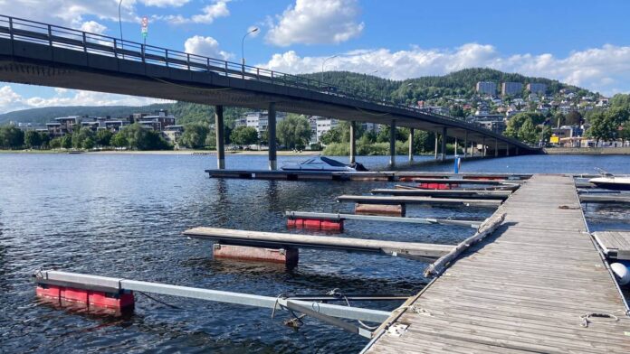 Her ble en død person funnet i vannet på Holmen Motorbåtforening i Drammen. 