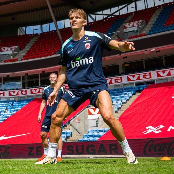 Carragher vraker Haaland til sesongens lag – Neville mener Ødegaard er sesongens spiller