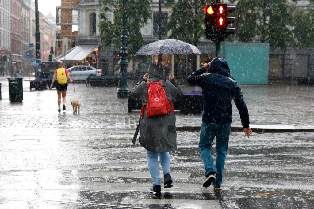 I uken som kommer, blir det kjølig vær med regn og litt sol på Østlandet.