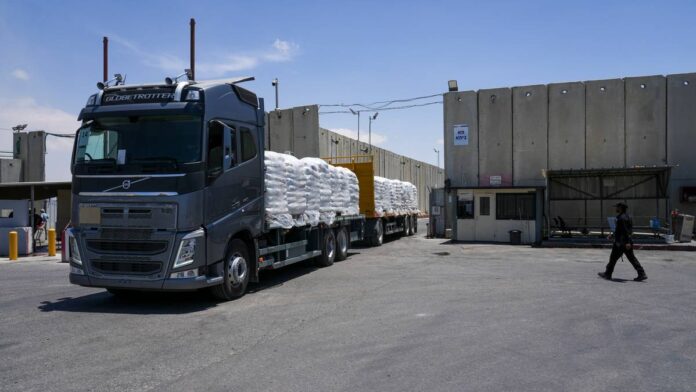 En lastebil med humanitær hjelp passerer Kerem Shalom-grenseovergangen 30. mai