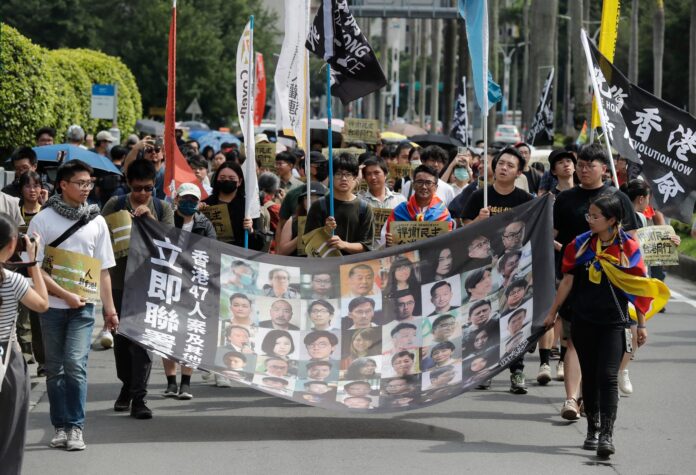 Demonstranter i Taipei på Taiwan markerer at det er fem år siden kinesiske myndigheter innførte lover som i praksis avskaffet ytringsfriheten i Hongkong. Taiwan er et demokrati, og demonstrasjoner er her tillatt, i motsetning til i Kina. 