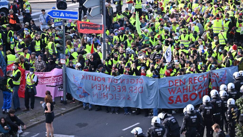 Folk demonstrerer mot ytre høyre AfD-partikonferanse i Essen, Tyskland, lørdag 29. juni 2024.