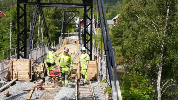 Entreprenørene skal være ferdige med brua om noen få uker. 