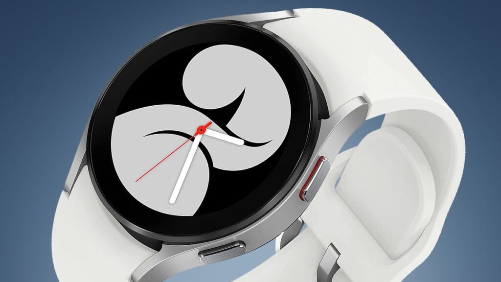 Samsung Galaxy Watch 4 mot en blå bakgrund.