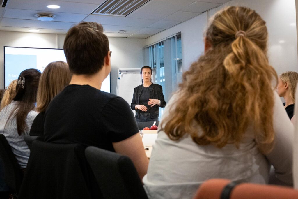 Hun opplevde å bli utbrent og utslitt av å være nyutdannet lege på sykehus. Nå vil Cathrine Kristoffersen sikre at de som kommer etter henne får en bedre start på arbeidslivet.