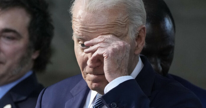 Raser mot Biden-videoer: - Desperate