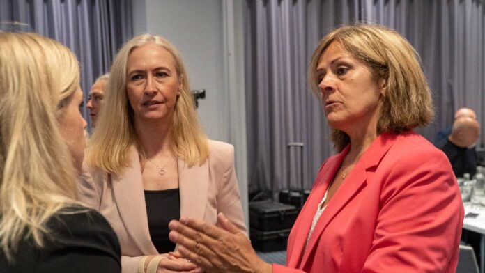 Styreleder Renate Larsen og administrerende direktør i Helse Nord, Marit Lind, småprater i en pause. 