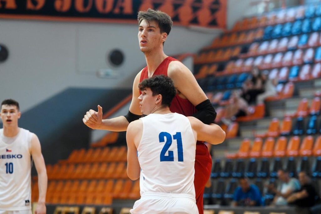 236 centimeter høy – på vei til å bli tidenes høyeste college-basketspiller