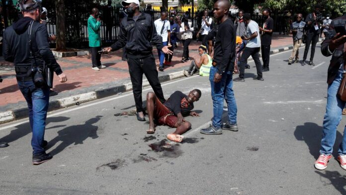 Mange hundre unge demonstranter har tatt til gatene i Kenya de siste dagene. Politiet har svart med gummikuler. 