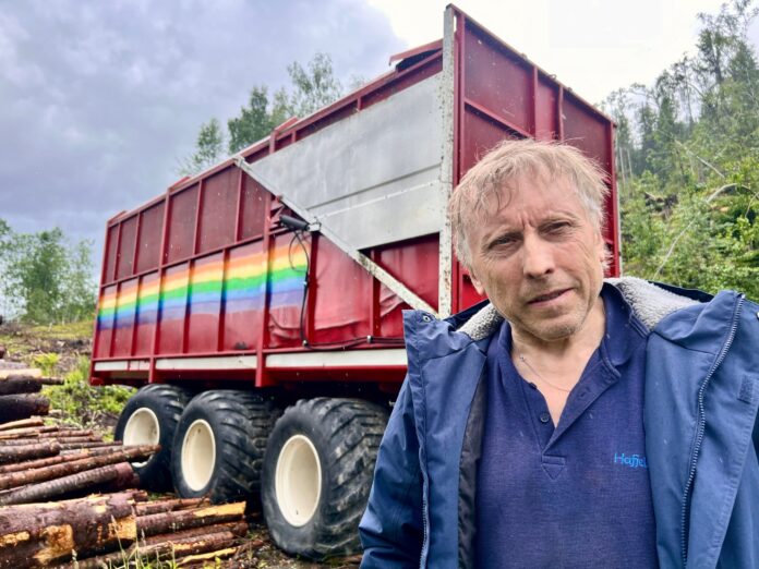 Nyhet, Øyer | Noen har Pride-lakkert grasvogna til Bjerke: – Fine farger, men det blir nok sprayet over