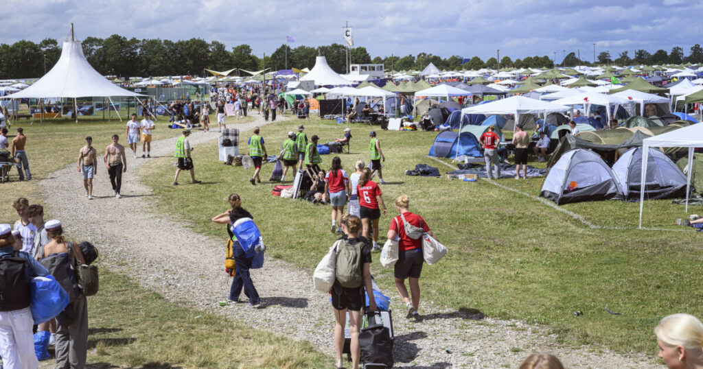 Roskildefestivalen drukner i regn