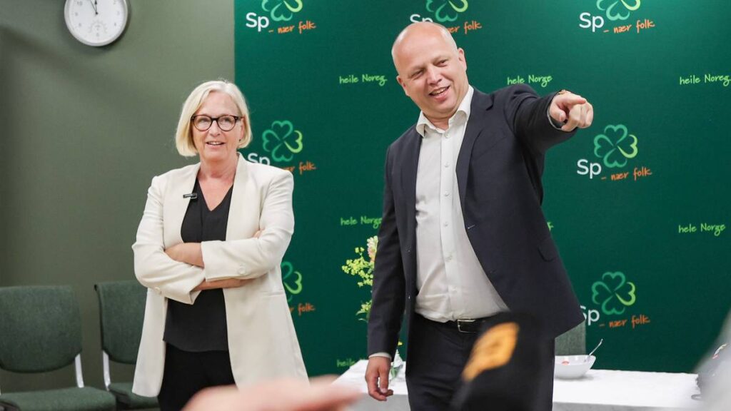 Oslo 20240625. Partileder Trygve Slagsvold Vedum og parlamentarisk leder Marit Arnstad på Senterpartiets oppsummerende pressekonferanse. Foto: Jan Langhaug / NTB