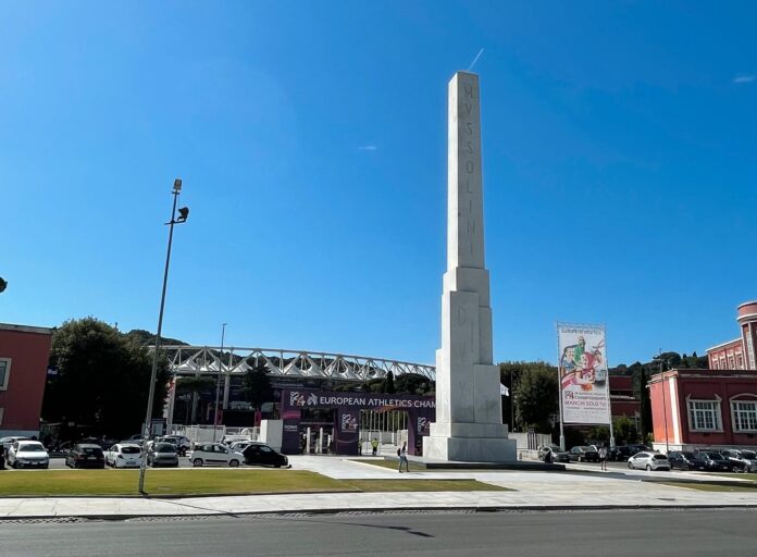 Benito Mussolini fikk reist en obelisk til ære for seg selv. Den står fortsatt utenfor Olympiastadion i Roma.