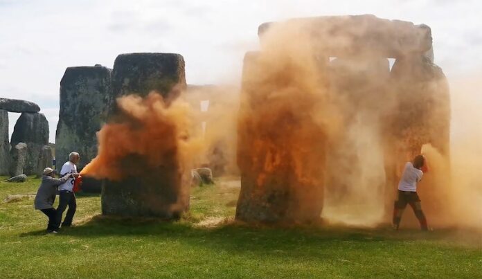 Miljøaktivister har spraymalt Stonehenge