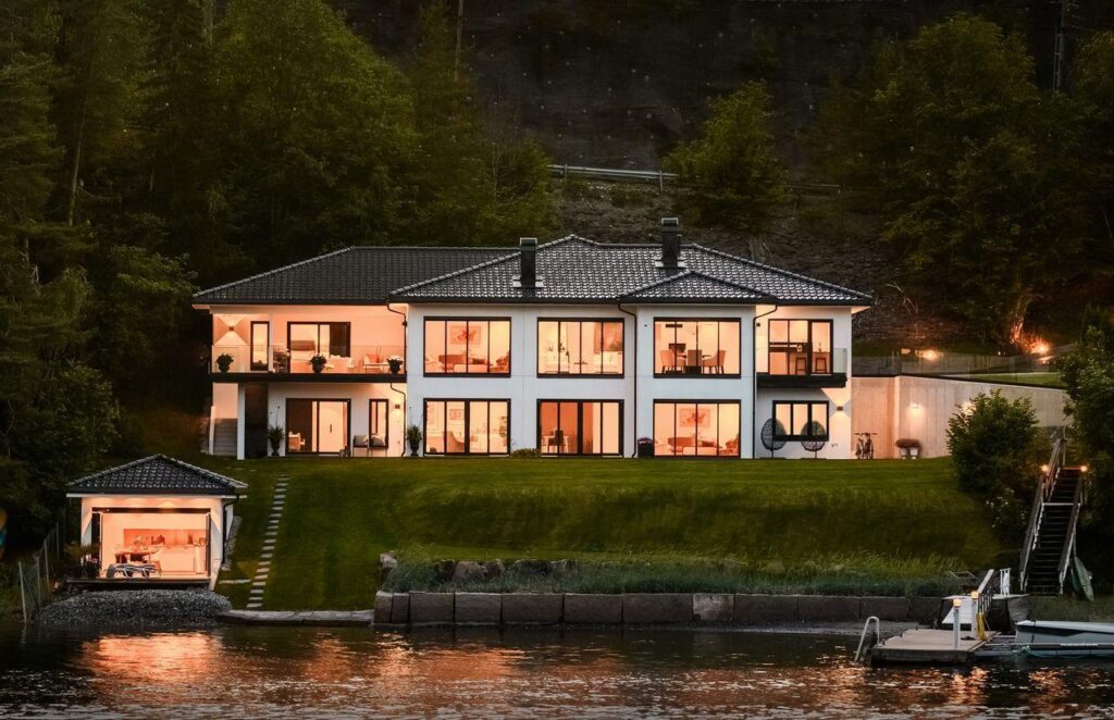 Eiendommen har blant annet badehus, strandlinje og eget badehus.