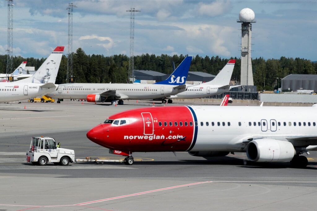 Norwegian og SAS fly ved Gardermoen.