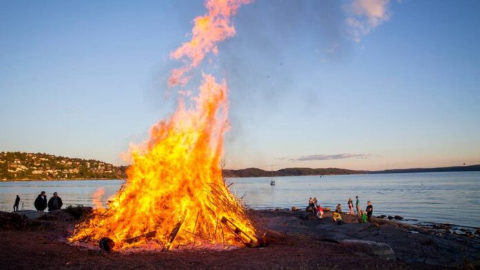 Sankthansbål på Ulvøya i Oslo i 2014.