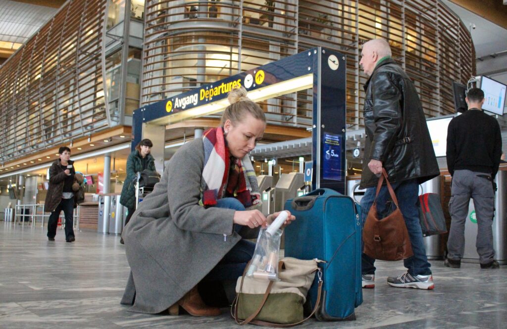 Flyplasser flere steder i Storbritannia tar i bruk ny teknologi som gjør at passasjerer kan ta med seg vannflaskene gjennom sikkerhetskontrollen.