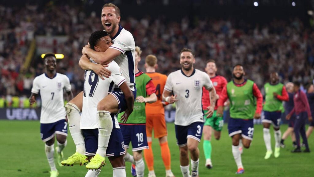 England og Harry Kane feirer seieren i semifinalen i EM