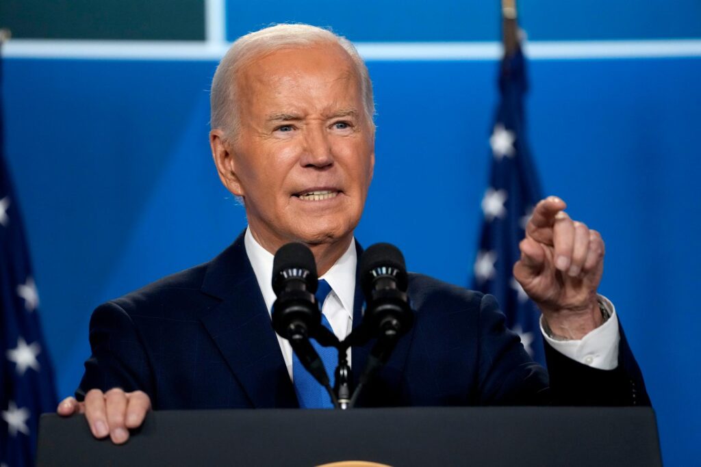 President Joe Biden svarte på spørsmål fra journalister i salen under pressekonferansen på avslutningen av Nato-toppmøtet i Washington torsdag.