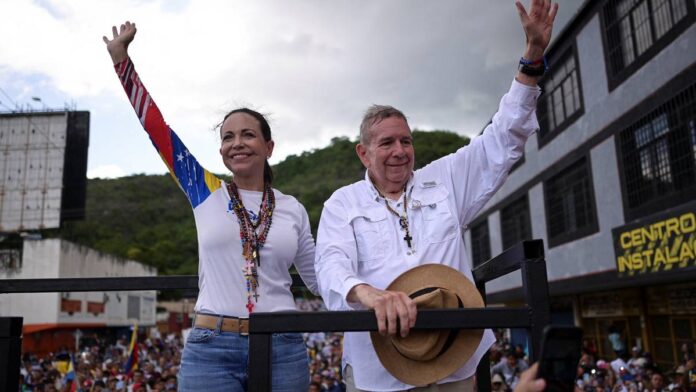 Edmundo Gonzalez tok over som presidentkandidat etter at opposisjonsleder Maria Corina Machado ikke lenger fikk lov til å stille. De to driver Gonzalez valgkamp sammen. 