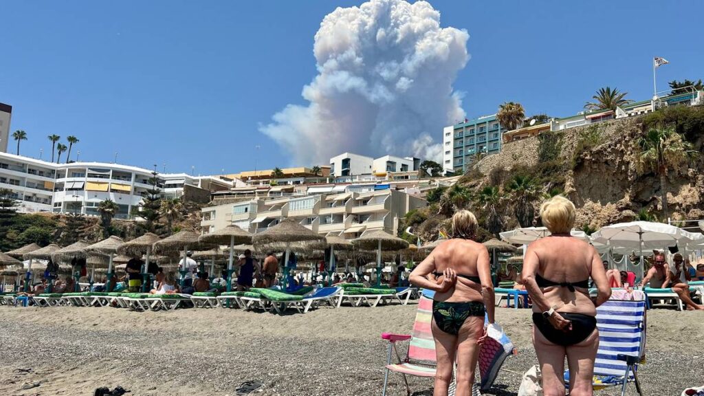 Turister på Malaga ser på brann