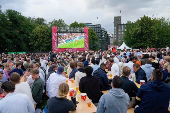 Fotballfesten, Kontraskjæret | Fotballfesten samler tusenvis på Kontraskjæret. Frykter for framtiden: – Det går ikke